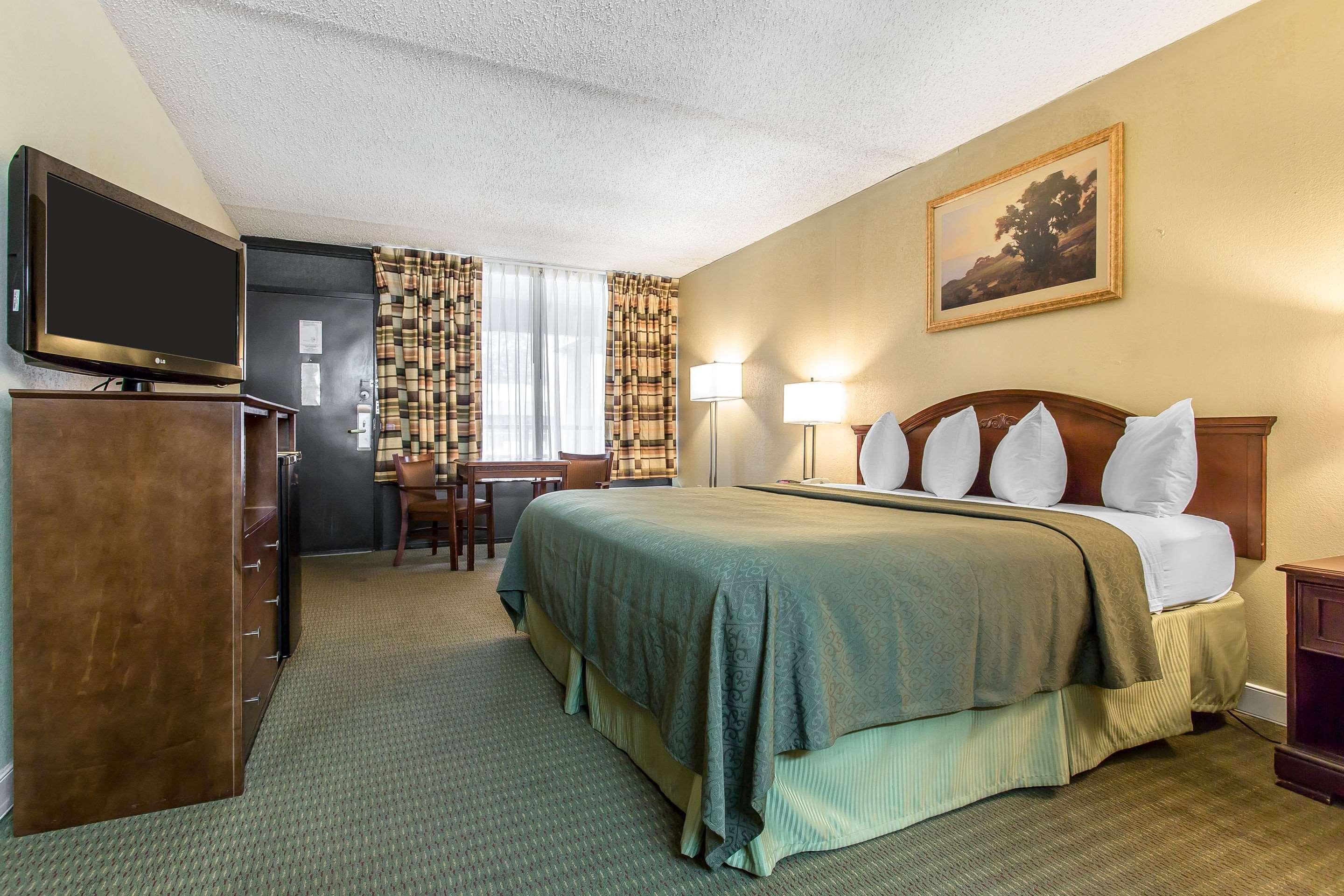 Quality Inn Лотон Экстерьер фото